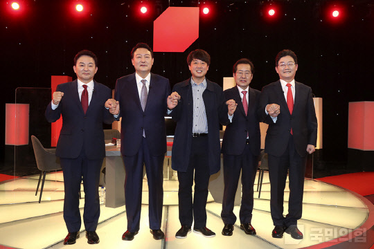 지난 2021년 10월31일 서울 여의도 KBS본관에서 열린 국민의힘 20대 대통령선거 경선 후보자 합동토론회에서 원희룡(왼쪽부터) 후보·윤석열 후보·이준석 당대표·홍준표 후보·유승민 후보 등이 기념촬영을 하고 있다.<국민의힘 홈페이지>